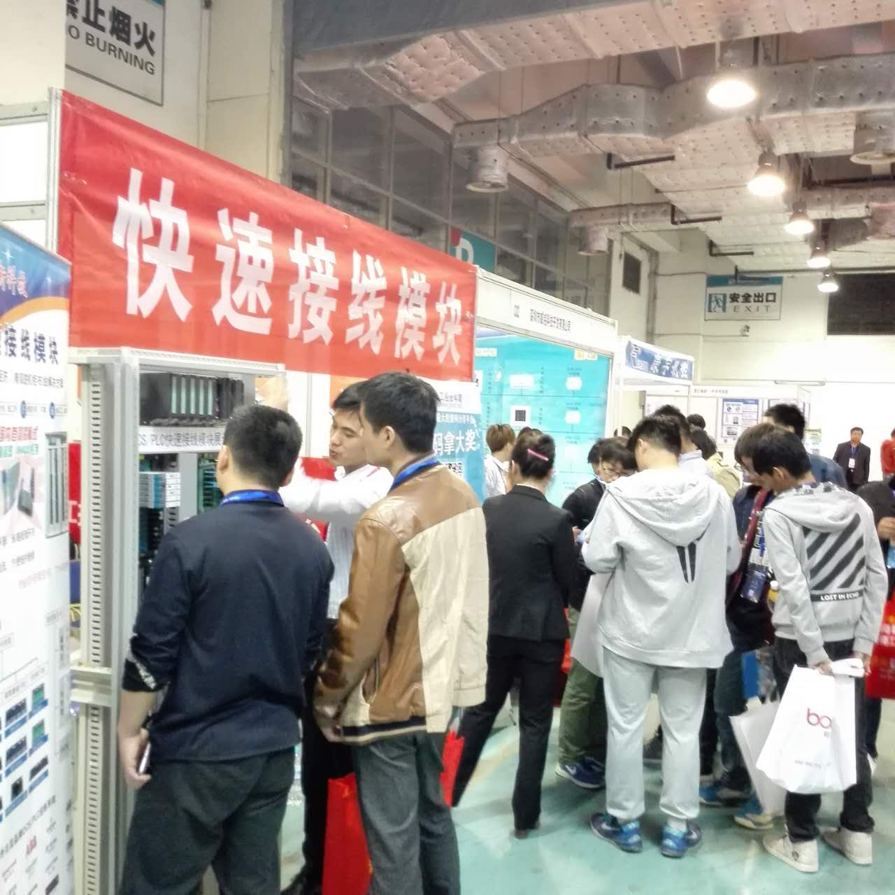 工作人員介紹產品.jpg